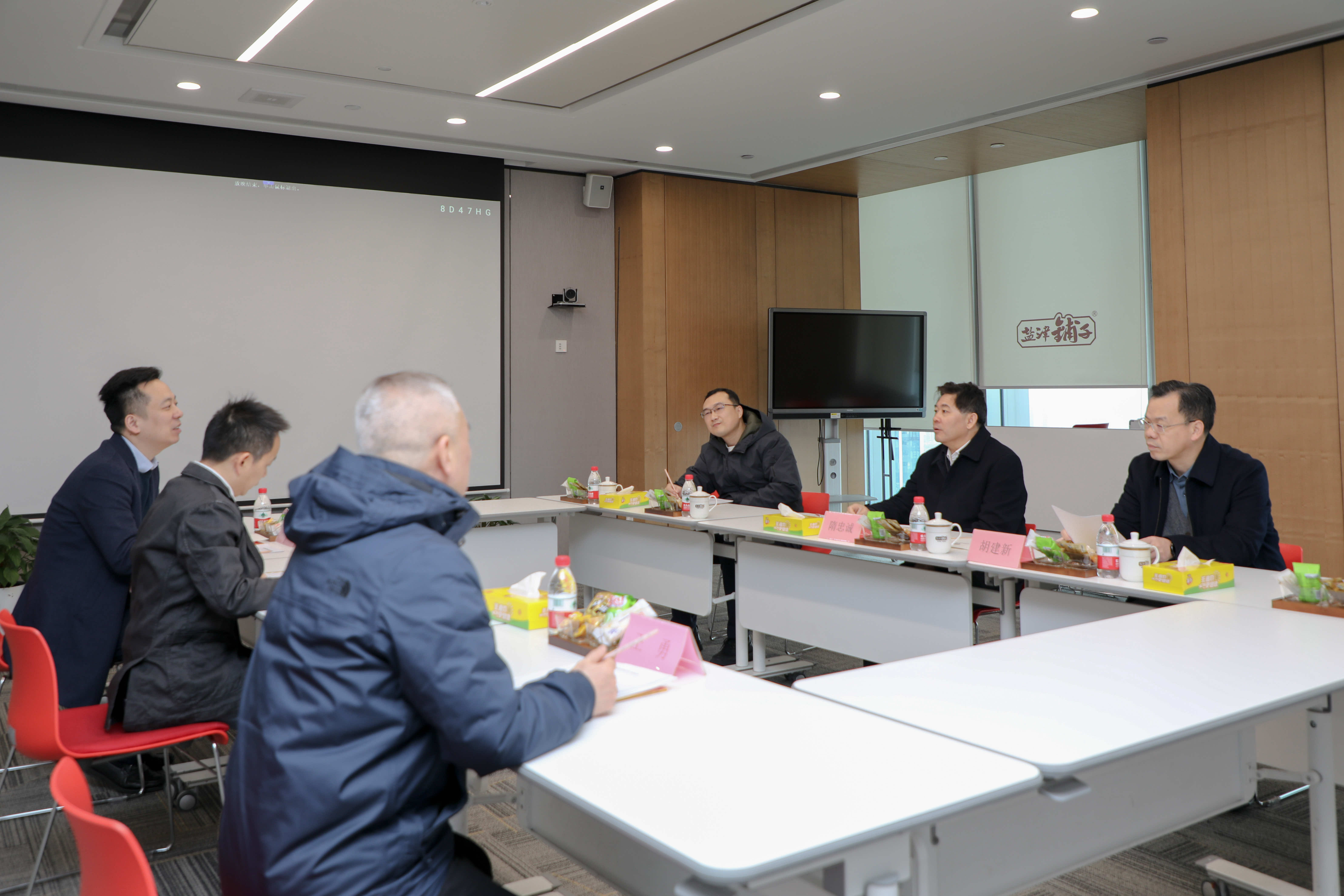 省委統(tǒng)戰(zhàn)部部長(zhǎng)隋忠誠(chéng)一行到鹽津鋪?zhàn)娱_(kāi)展春節(jié)走訪慰問(wèn)